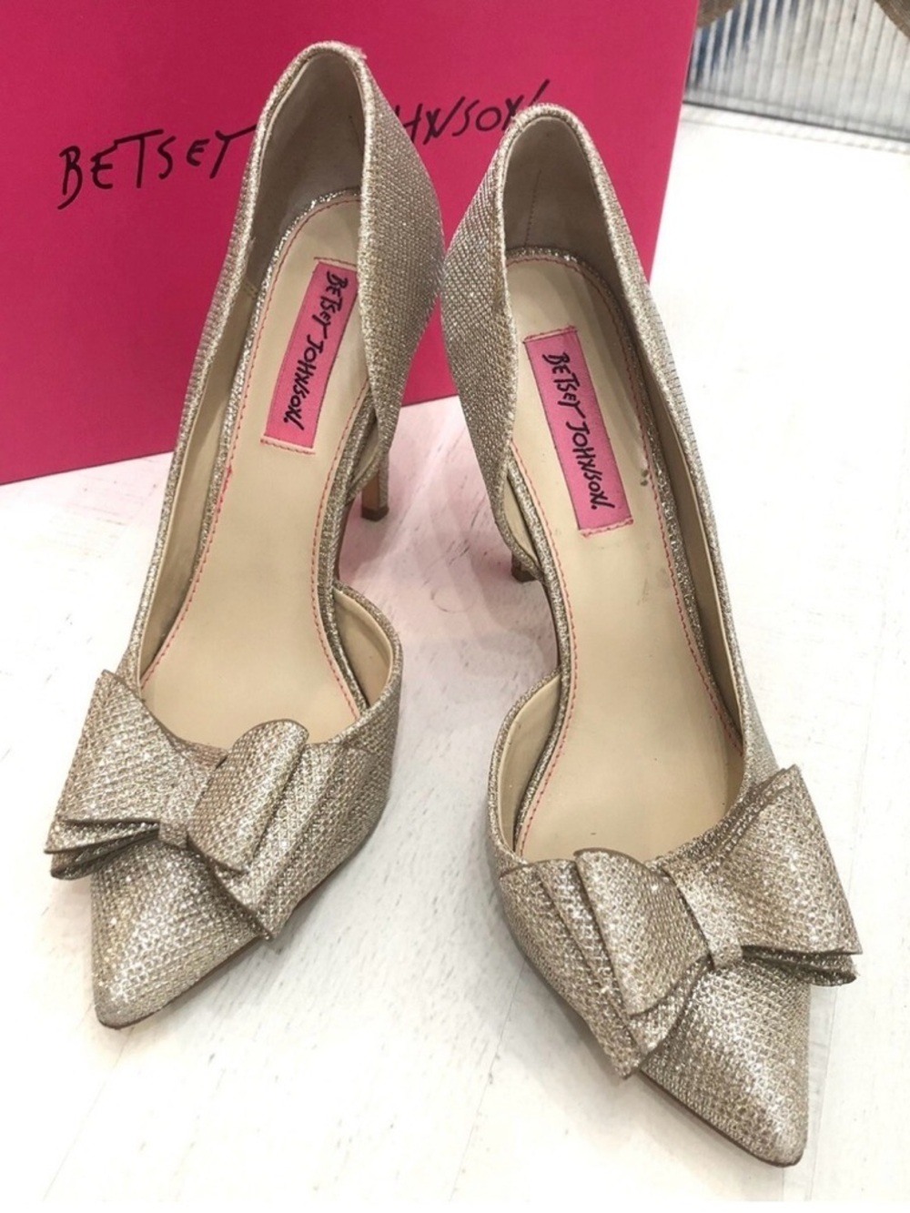 Betsey Johnson Gold Glitter Bow Pointed-Toe Pumps Sz 5.5 Women Heels